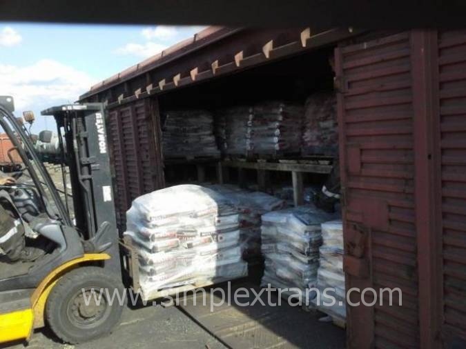 Выгрузка лотков. Опрокидыватель на вилочный погрузчик. Аппарель для погрузки вагонов. Грузчик на склад. Грузчик на склад.